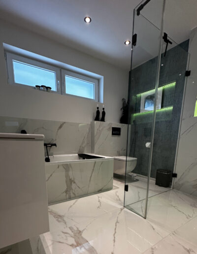 Ein von der Kronen Immobilien GmbH Velbert aufbereitetes Badezimmer für ein Fix und Flip Projekt