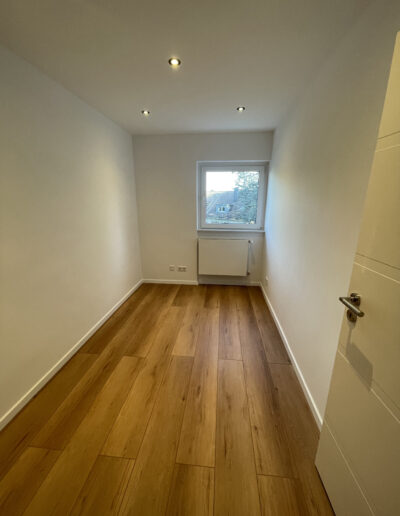Ein von der Kronen Immobilien GmbH Velbert aufbereitetes kleines Zimmer für ein Fix und Flip Projekt